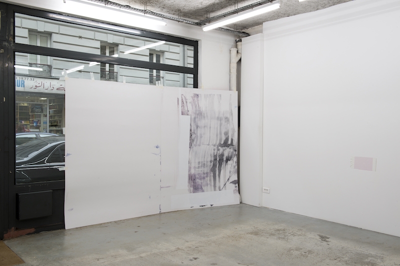 Vue d'exposition Older and Younger d'Enrico Bertelli à L’ahah #Moret, 2018 de gauche à droite : The Biggest Lie, 2018 Diptyque, encre sur PVC, vinyle adhésif 200 x 300 cm Sans titre, 2018 Vinyle adhésif 17,5 x 36 cm