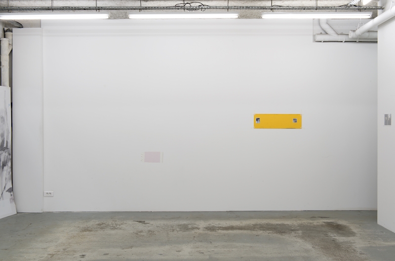 Vue d'exposition Older and Younger d'Enrico Bertelli à L’ahah #Moret, 2018 de gauche à droite : Sans titre, 2018 Vinyle adhésif 17,5 x 36 cm A Final Frame, 2017 encre sur PVC 17,5 x 78 cm photo : Marc Domage / L'ahah, Paris