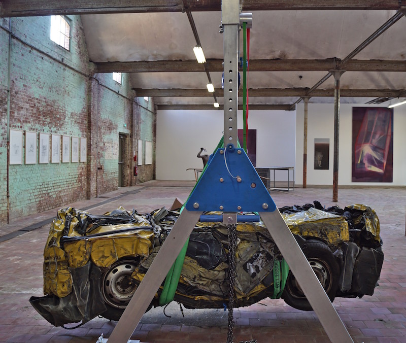 Hans Schabus, Ikarus, Renault Kangoo compressée, sangles de levage, palan à chaîne, portique, nid d’oiseau, 2014-2016 © Le SHED