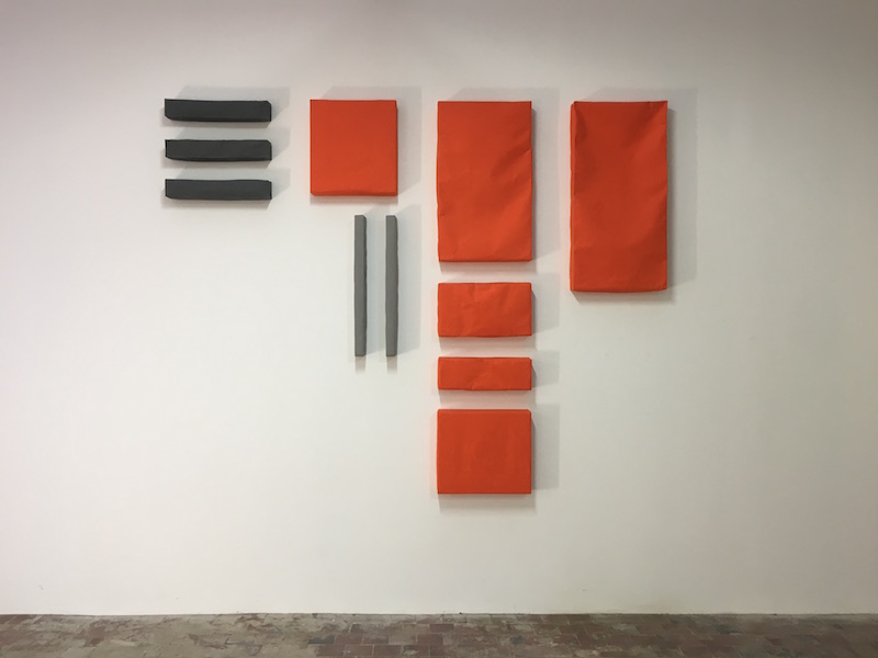 Franz Erhard Walther, Configuration Ankündigung II, coton teint, mousse, 1992 © Le SHED
