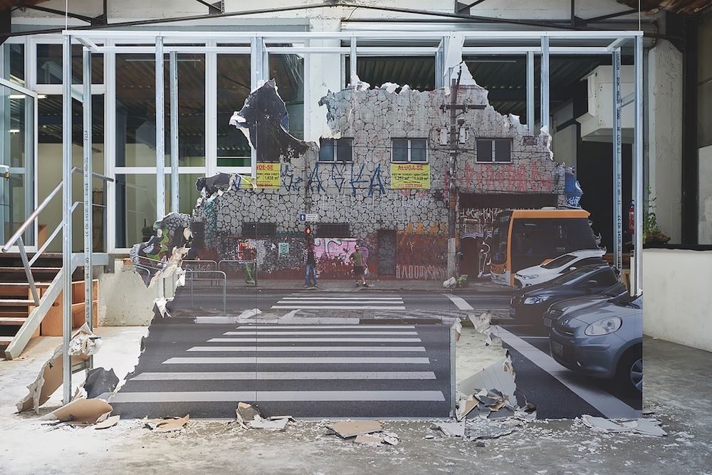 Beatriz Toledo, Entre deux, 2016. 2,4 x 3,2 x 0,4 m Exposition Oxymore and more and more, Lieu Commun,Toulouse. Prix indépendant 66e Jeune Création. Courtesy artiste