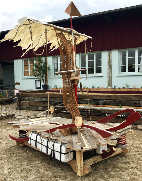 Le Râ d'Ô Jewel 2018 Radeau en matériaux de récupération monté sur ressorts, plancher marqueté gravé à la dremel Sculpture en collaboration avec Yoni Doukhan dans le cadre de l'exposition Escales en vue, Maif Social Club, Paris 2018 En partenariat avec La Cité Fertile