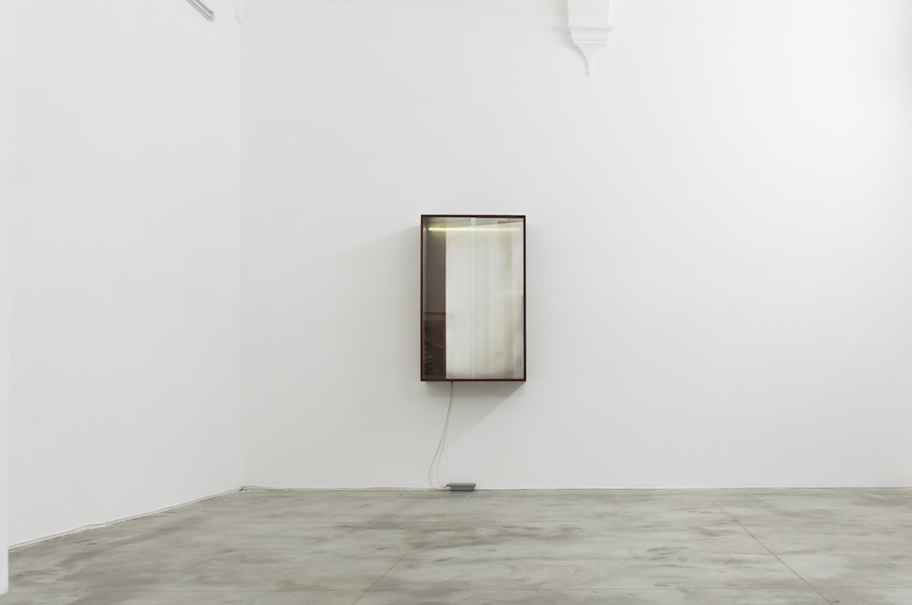 Laurent Montaron, How One Can Hide From Which Never Sets ?, 2013, bois, verre, néon, nitrate d'argent, hydroxyde de sodium, glucose, ammoniaque, acide nitrique, eau distillée, 125 x 80,2 x 34,6 cm, courtesy de l’artiste et de la galerie Anne-Sarah Bénichou