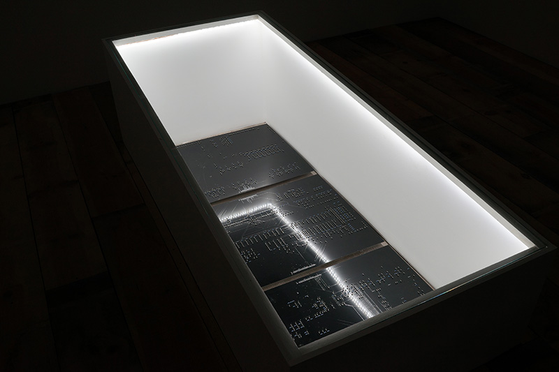 Quentin Destieu, A coeur ouvert, installation, composants électroniques, bois, verre, 2017. Photo Yohann Gozard