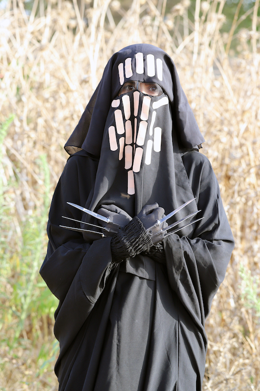 Mohamed Thara, "Claw Hand Woman", série Flagra, 2018.