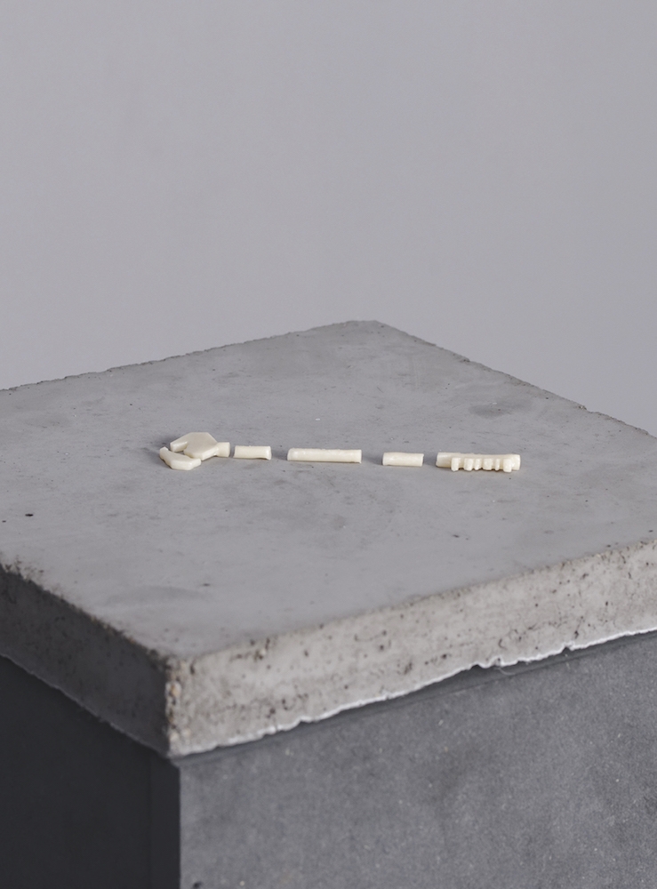 Nicolas Daubanes, Quartier des femmes mineures, prison des Baumettes, Marseille, 2017 10 cm x 2 cm, céramique dentaire, édition de 3 exemplaires Vue de l’exposition « Les mains sales » à la Galerie Maubert, 2017
