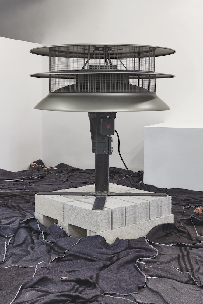 Nicolas Daubanes, S.A.I.P. (service d’alerte et d’information de la population), 2018 Sirène de camp militaire allemand,160 cm x 160 cm x 200 cm Vue de l’exposition « OKLM » au Château de Servières, Marseille, 2018 Photo Jean Christophe Lett