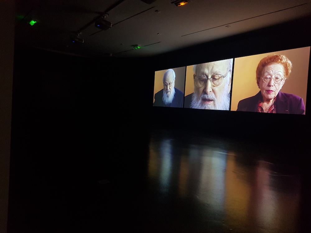 Esther Shalev-Gerz, Entre l’écoute et la parole, Derniers témoins, Auschwitz 1945-2005, vue de l’installation © Esther Shalev-Gerz / Mémorial de la Shoah