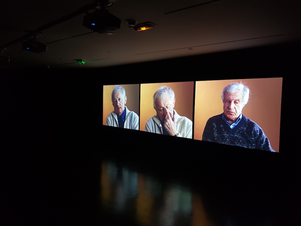 Esther Shalev-Gerz, Entre l’écoute et la parole, Derniers témoins, Auschwitz 1945-2005, vue de l’installation © Esther Shalev-Gerz / Mémorial de la Shoah