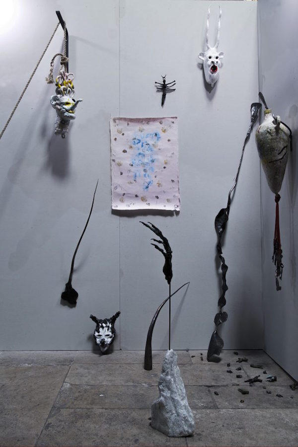 Yoann Estevenin, Palimpseste Kaléidoscopique ou l’héritage imaginé, 2018 — Céramiques émaillées et lustrées, bronzes patinés, métal forgé, gravure — Prix des amis des beaux-arts de Paris, chapelle des beaux arts — Courtesy artiste