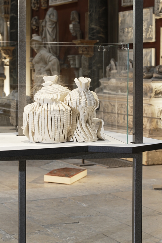 Exposition Formes Limites Commissaire et scénographe : Jessica Boubetra Artistes présentés : Philippe Barde, Karen Bennicke, Emmanuel Boos, Pia Camil, Tony Cragg, Ceràmica Cumella, Martine Damas, Richard Deacon, Helen Marten, Koyo Matsui, Ryo Mikami, Emilie Pedron, Bettina Pousttchi, Lucie Rie, Fumio Shimada, Ettore Sottsass, Takashi Tanaka, Makoto Toyofuku, Kato Toyohisa, Marc Uzan, Elise Vandewalle, Betty Woodman, Naoki Yamamoto Crédit photographique : Aurélien Mole