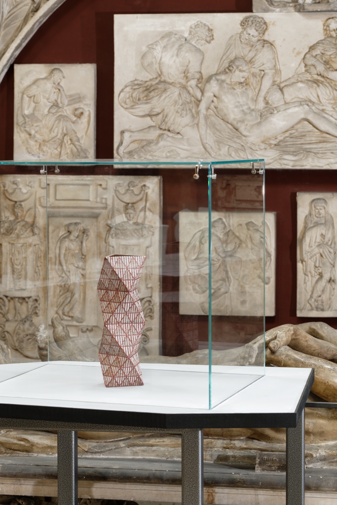 Exposition Formes Limites Commissaire et scénographe : Jessica Boubetra Artistes présentés : Philippe Barde, Karen Bennicke, Emmanuel Boos, Pia Camil, Tony Cragg, Ceràmica Cumella, Martine Damas, Richard Deacon, Helen Marten, Koyo Matsui, Ryo Mikami, Emilie Pedron, Bettina Pousttchi, Lucie Rie, Fumio Shimada, Ettore Sottsass, Takashi Tanaka, Makoto Toyofuku, Kato Toyohisa, Marc Uzan, Elise Vandewalle, Betty Woodman, Naoki Yamamoto Crédit photographique : Aurélien Mole