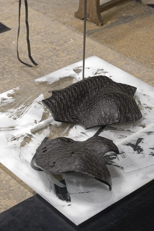 Exposition Formes Limites Commissaire et scénographe : Jessica Boubetra Artistes présentés : Philippe Barde, Karen Bennicke, Emmanuel Boos, Pia Camil, Tony Cragg, Ceràmica Cumella, Martine Damas, Richard Deacon, Helen Marten, Koyo Matsui, Ryo Mikami, Emilie Pedron, Bettina Pousttchi, Lucie Rie, Fumio Shimada, Ettore Sottsass, Takashi Tanaka, Makoto Toyofuku, Kato Toyohisa, Marc Uzan, Elise Vandewalle, Betty Woodman, Naoki Yamamoto Crédit photographique : Aurélien Mole