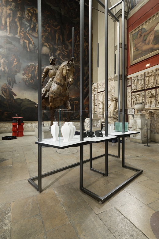 Exposition Formes Limites Commissaire et scénographe : Jessica Boubetra Artistes présentés : Philippe Barde, Karen Bennicke, Emmanuel Boos, Pia Camil, Tony Cragg, Ceràmica Cumella, Martine Damas, Richard Deacon, Helen Marten, Koyo Matsui, Ryo Mikami, Emilie Pedron, Bettina Pousttchi, Lucie Rie, Fumio Shimada, Ettore Sottsass, Takashi Tanaka, Makoto Toyofuku, Kato Toyohisa, Marc Uzan, Elise Vandewalle, Betty Woodman, Naoki Yamamoto Crédit photographique : Aurélien Mole