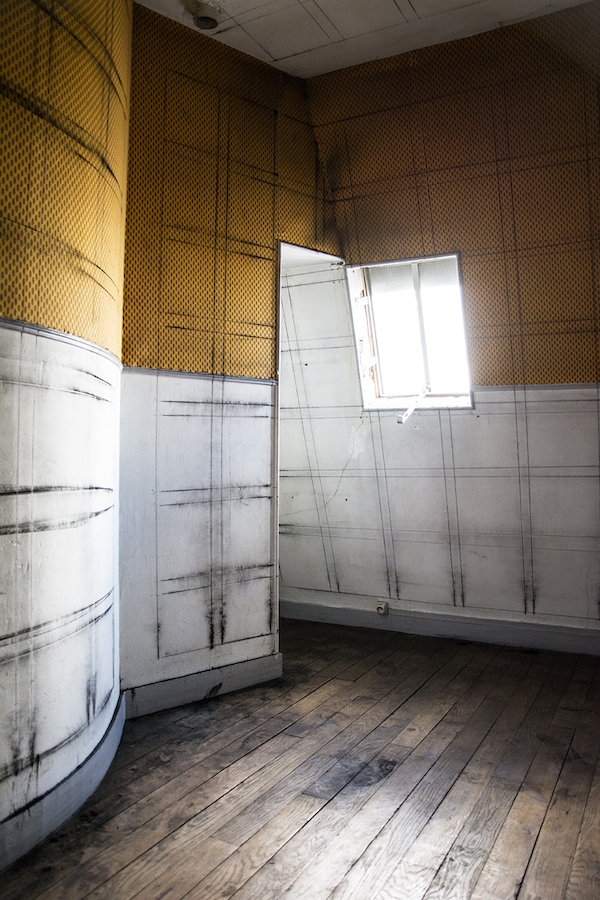 Raphaël Maman, Grid System (projet in situ dans l’espace du 10), 2018. Toner noir, dimensions variables. Courtesy Raphaël Maman