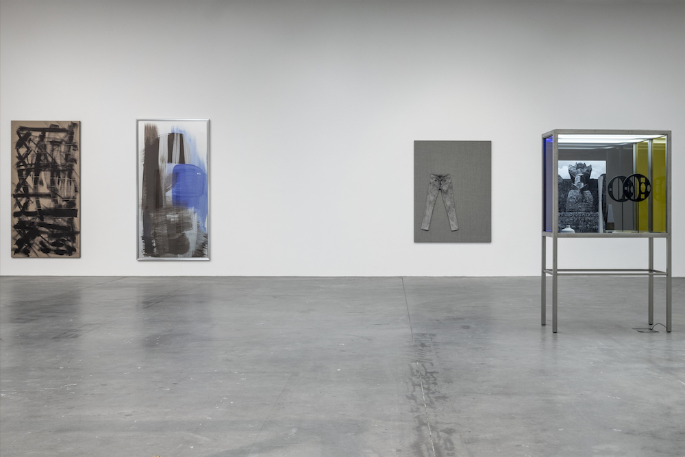 vue de l'exposition de Josephine Meckseper au Frac des Pays de la Loire. Cliché : Fanny Trichet