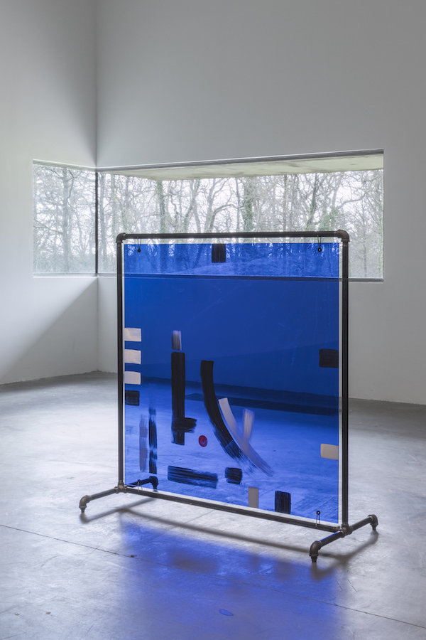 vue de l'exposition de Josephine Meckseper au Frac des Pays de la Loire. Cliché : Fanny Trichet