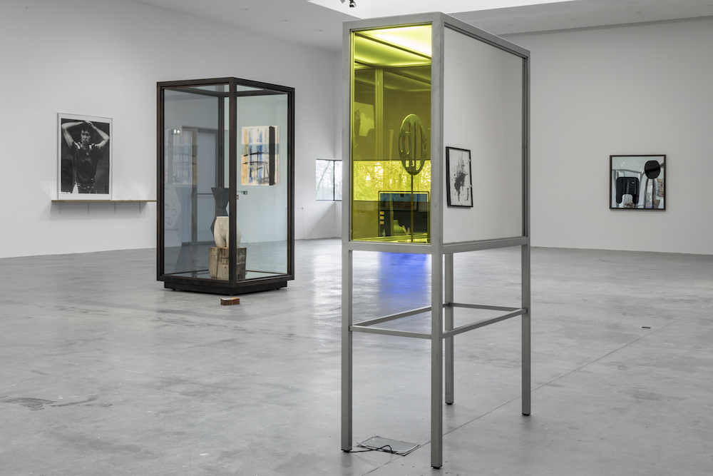 vue de l'exposition de Josephine Meckseper au Frac des Pays de la Loire. Cliché : Fanny Trichet