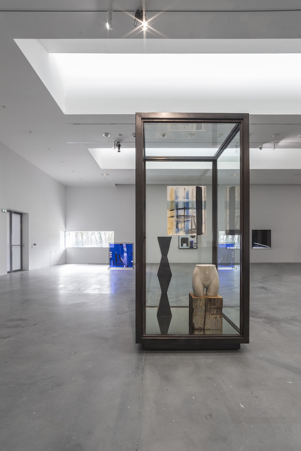 vue de l'exposition de Josephine Meckseper au Frac des Pays de la Loire. Cliché : Fanny Trichet