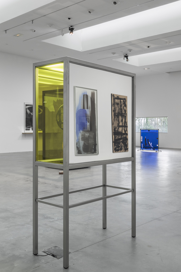 vue de l'exposition de Josephine Meckseper au Frac des Pays de la Loire. Cliché : Fanny Trichet