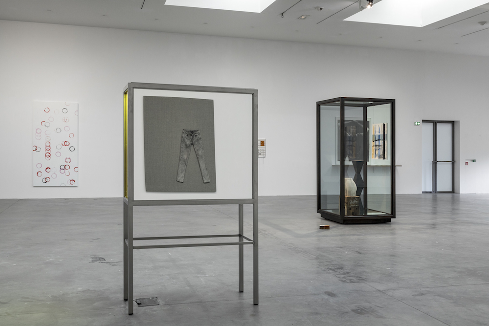 vue de l'exposition de Josephine Meckseper au Frac des Pays de la Loire. Cliché : Fanny Trichet