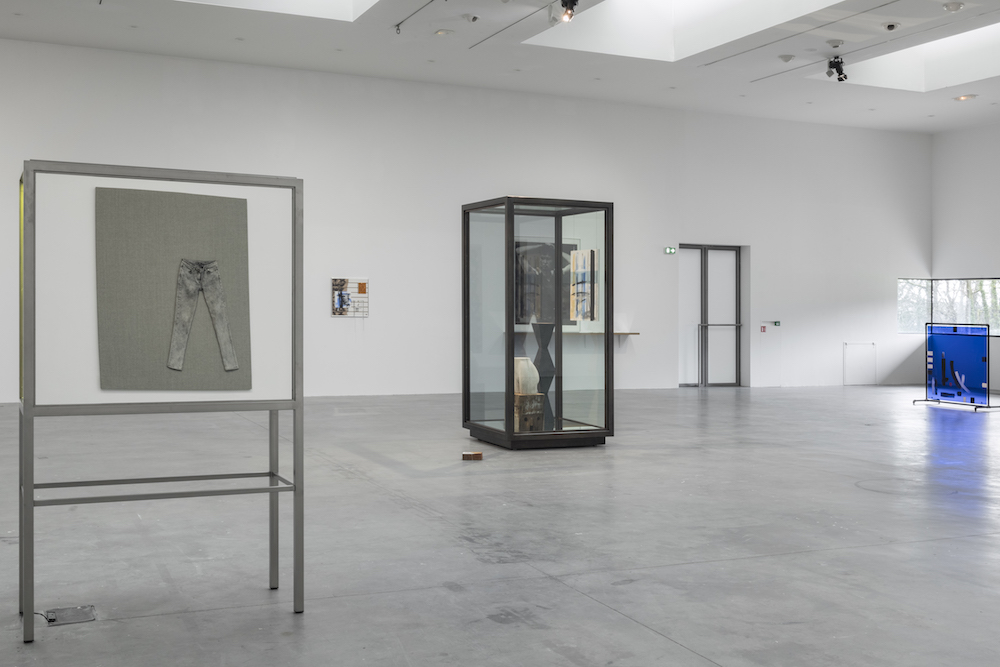 vue de l'exposition de Josephine Meckseper au Frac des Pays de la Loire. Cliché : Fanny Trichet