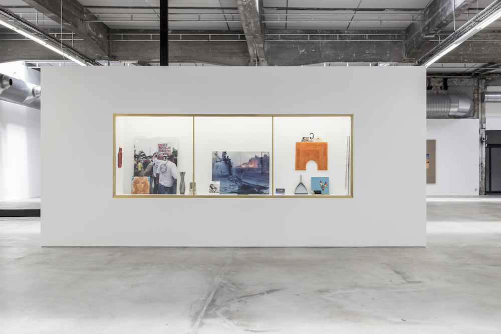 vue de l'exposition de Josephine Meckseper organisé par le Frac des Pays de la Loire à la HAB Galerie. Cliché : Fanny Trichet