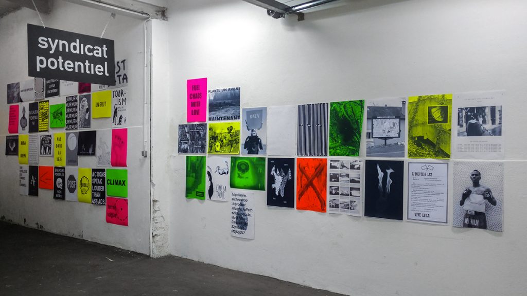 Post-posters est une proposition coopérative autour de l’affichage public initiée en 2019 par Antonio Gallego et Mathieu Tremblin et rassemblant des artistes du monde entier.