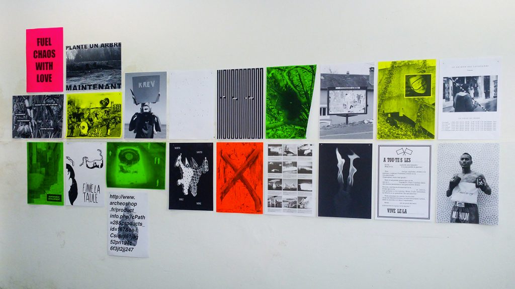 Post-posters est une proposition coopérative autour de l’affichage public initiée en 2019 par Antonio Gallego et Mathieu Tremblin et rassemblant des artistes du monde entier.