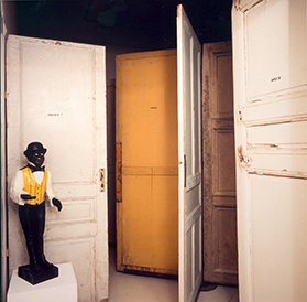 Willie Cole, The Elegba Principle, 1997 Vue de l’exposition Digression à la frontier, Stadtgalerie, Saarbrücken (DE), 2002 Collection 49 Nord 6 Est – Frac Lorraine, Metz (FR) Photo : Tom Gundelwein © W. Cole