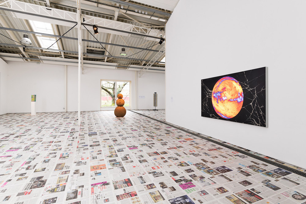 Vue de l'exposition "Les printemps seront silencieux" de Claire Fontaine au Confort Moderne - Poitiers