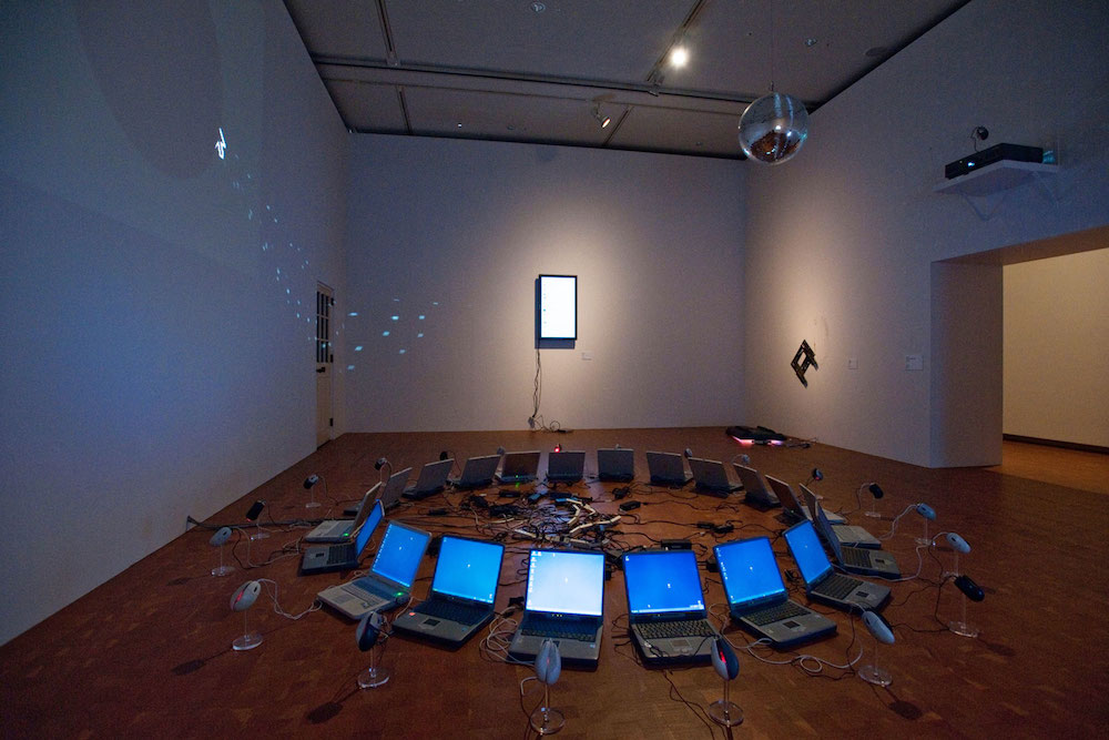 Exonemo, Spiritual Computing (series), 2009, technique mixte (ordinateurs, souris, moniteurs…)