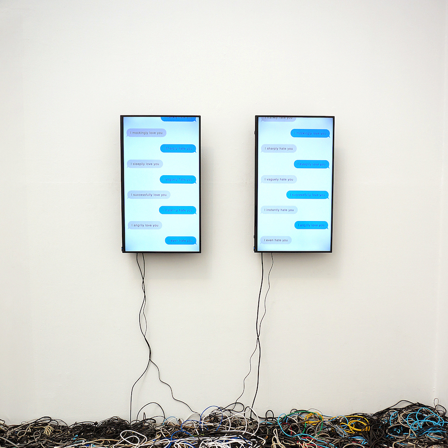 Exonemo, I randomly love you / hate you, 2018, technique mixte ( moniteurs LCD, ordinateur monocarte)