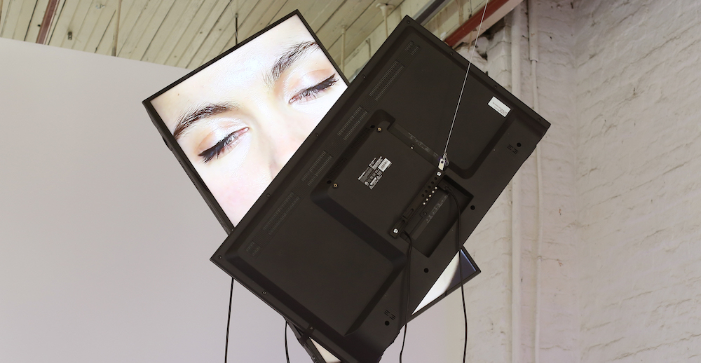 Exonemo, Kiss, or Dual Monitors, 2017, technique mixte (moniteur, media player)