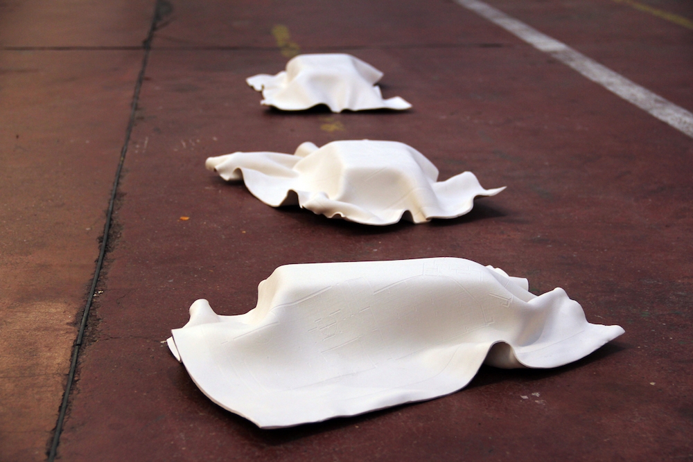 Alexane Morin, Plan contact (détail), 2019, céramique estampée, 52 x 40 x 10 cm (chaque)