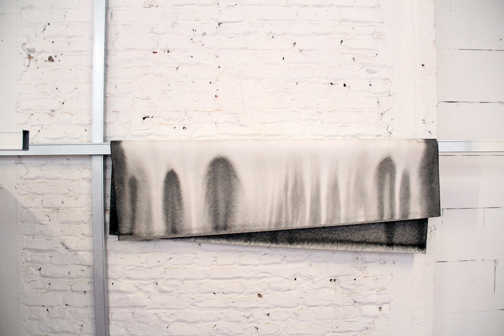 Claire-jeanne jézéquel, La jetée (détail), 2019, rails métalliques, encre de chine sur papier, 300 x 640 x 355 cm