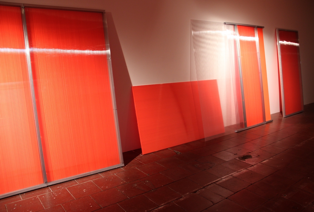 LUCIE LE BOUDER, à travers (orange), 2019, polycarbonate, rail métallique, peinture, installation in situ