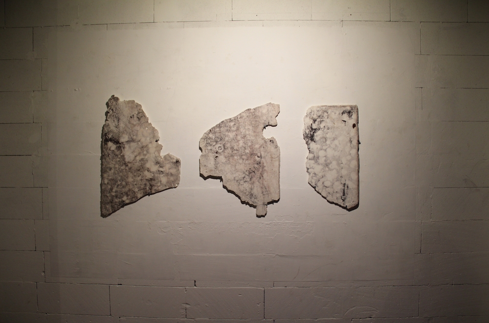 Lulù nuti, E 6 (ROME), 2018, Plâtre et filasse, 192 x 85 x 2 cm