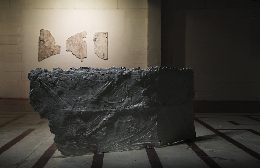 Lulù nuti, NE 5 (le blason), NE 4, E5, 2018, Plâtre et filasse, dimensions variables / Lulù nuti, E 6 (ROME), 2018, Plâtre et filasse, 192 x 85 x 2 cm