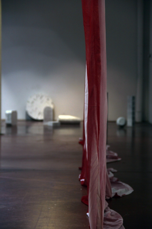 MARIE-JEANNE HOFFNER, Voile (rouge), 2015, Tissu, 5 x 3 m (x2) / Linda Sanchez & baptiste croze, Les Sourdines, 2018, sculptures, dimensions variables, Courtesy des artistes et de la Galerie Papillon