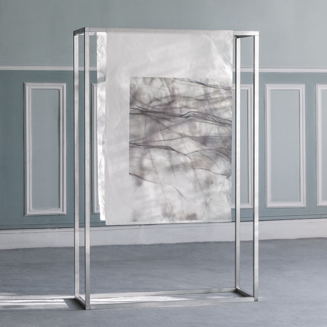 « Lire les pierres de plus près » – 2019 photographie au microscope, impression sur papier japonais, structure en aluminium Crédits photo Keffer