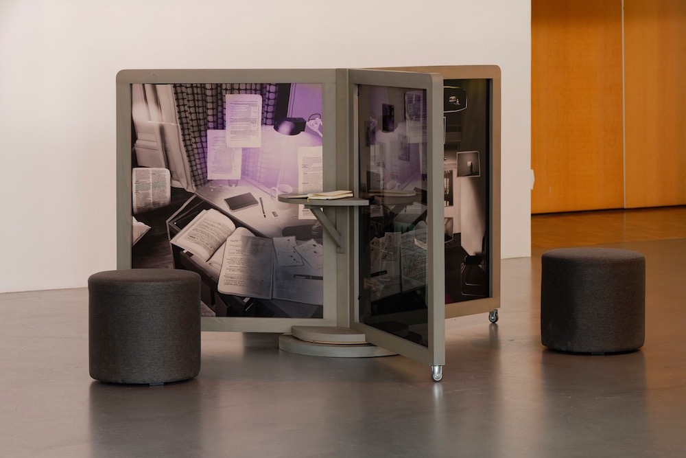 Sébastien Rémy, «Tant que je vous parle ce n’est pas une frontière», depuis 2017. Structure en bois, impression sur Plexiglas, assises, carnets, conversations a durées variables, 121 × 213 cm (H × O). Co-production : CAC Bretigny et La Galerie, centre d’art contemporain de Noisy-le-Sec (2017). Ce projet a été sélectionné par la commission mécénat de la Fondation des Artistes (2015) qui lui a apporté son soutien. Vue de l’exposition «les cellules blanches, nues et le sommeil électrique» (co. Céline Poulin, assistée de Camille Martin), CAC Brétigny, 2019. Photo: Aurélien Mole