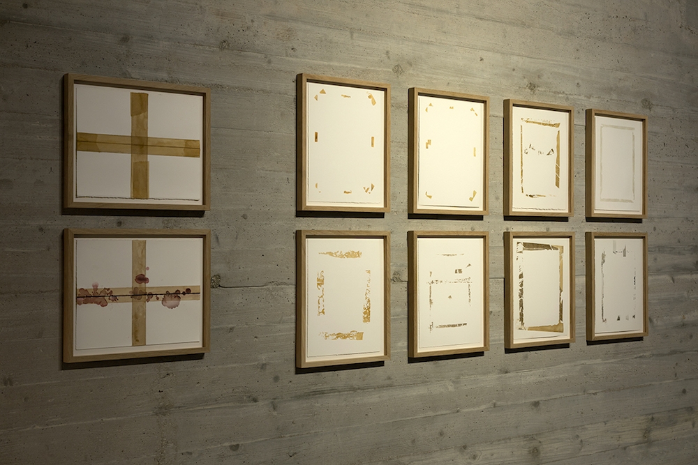 Traces, 2016. Exposition Sand Comes Through the Window de Taysir Batniji du 06 juin au 11 août 2019 au Mina Image Centre (Beyrouth, Liban) Courtesy de Taysir Batniji et de la galerie Sfeir-Semler (Beyrouth & Hambourg)
