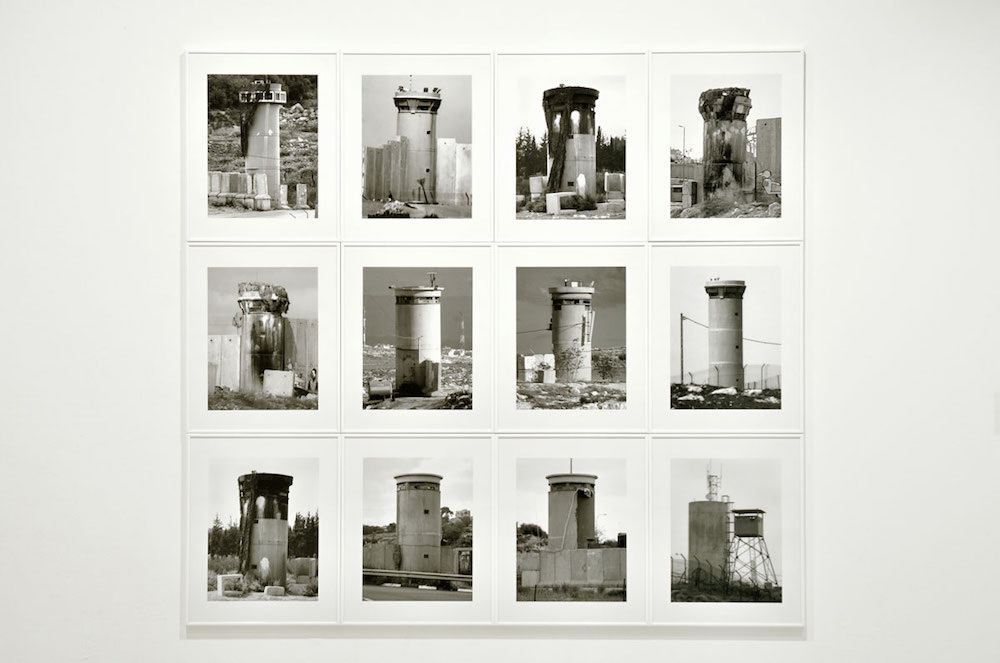 Watchtowers, 2008. Exposition Sand Comes Through the Window de Taysir Batniji du 06 juin au 11 août 2019 au Mina Image Centre (Beyrouth, Liban) Courtesy de Taysir Batniji et (Dieter Kik pour le Quartier Centre d'art