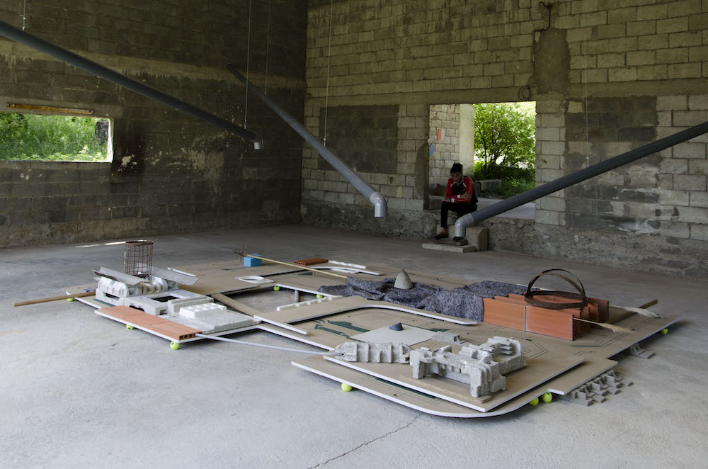 Vincent Gallais, Fontaine de l'oubli, installation visible sur le site de Francillon-sur-Roubion dans la Drôme à l'occasion de l'événement SILLON ITINÉRAIRE ART DROME