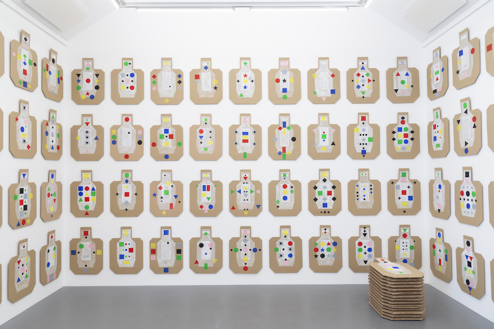 Navine G. Khan-Dossos, Bulk Targets 1-100, 2018 vue de l’exposition At the Gates, La Criée centre d’art contemporain, Rennes, 2019 courtesy de l’artiste et de The Breeder, Athènes photo : Benoît Mauras
