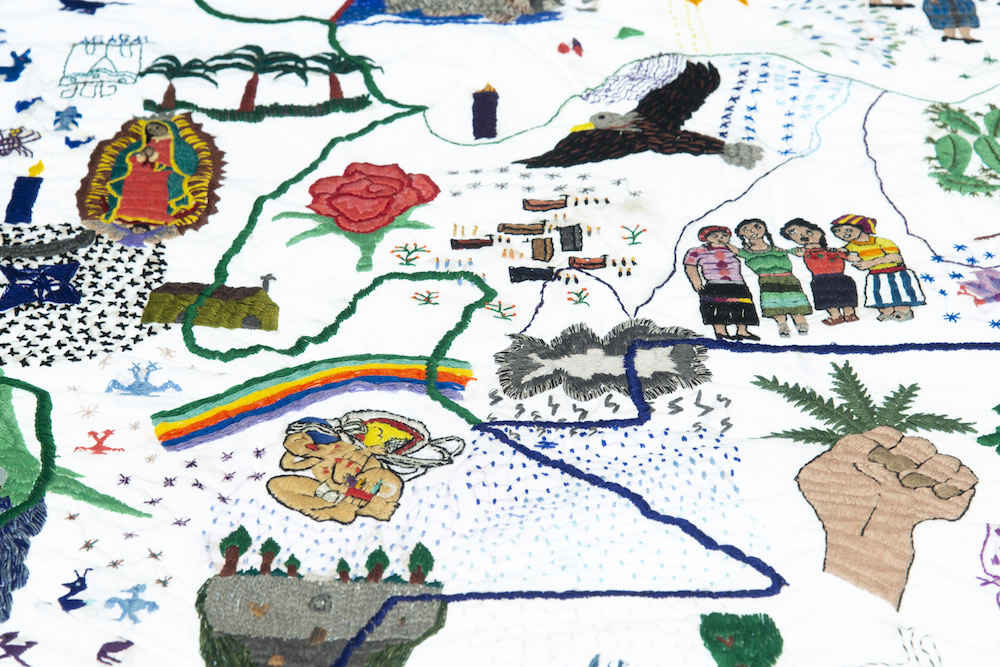 Teresa Margolles, Nkijak b’ey Pa jun utz laj K’aslemal(Opening Paths to Social Justice),broderie sur tissu imprégné du sang provenant du corps d’une femme assassinée à Guatemala City, créée avec la participation de femmes mayas membres de l’Asociación de Desarrollo de la Mujer K’ak’a Na’ (ADEMKAN) : Bonifacia Cocom, Lucy López, Yuri López, Silvia Menchú, Claudia Nimacachi, Lucrecia Puac, Estela Tax et Josefina Tuy. Santa Catarina Palopó, Sololá, Guatemala, 200 x 200 cm, 2012
