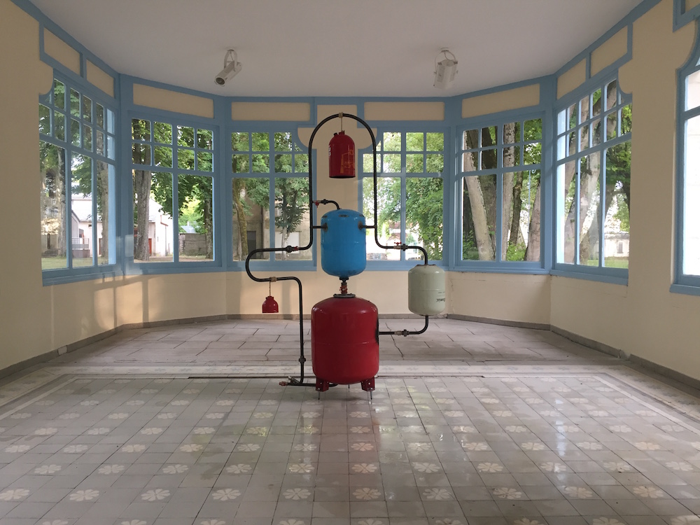 François Dufeil, Pour Humbros, 2019 Bouteilles de gaz, acier noir, laiton, corde chanvre, eau 189 x 130 x 100 cm
