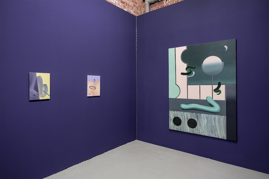 Vue de l'exposition personnelle "Shiny Shiny" de l’artiste Anna Nero, à She BAM!, Leipzig