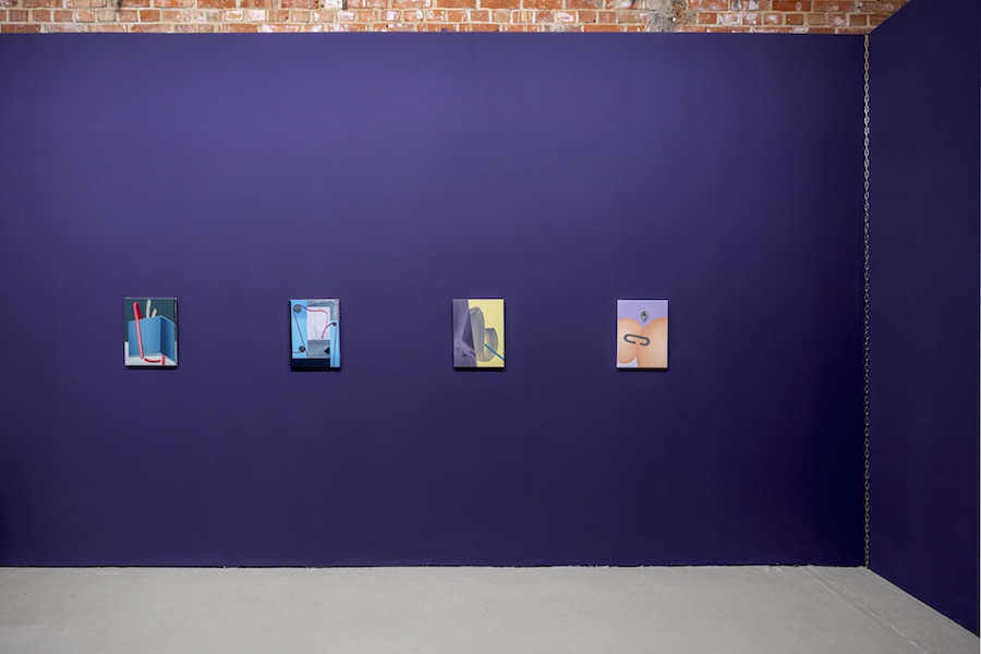 Vue de l'exposition personnelle "Shiny Shiny" de l’artiste Anna Nero, à She BAM!, Leipzig